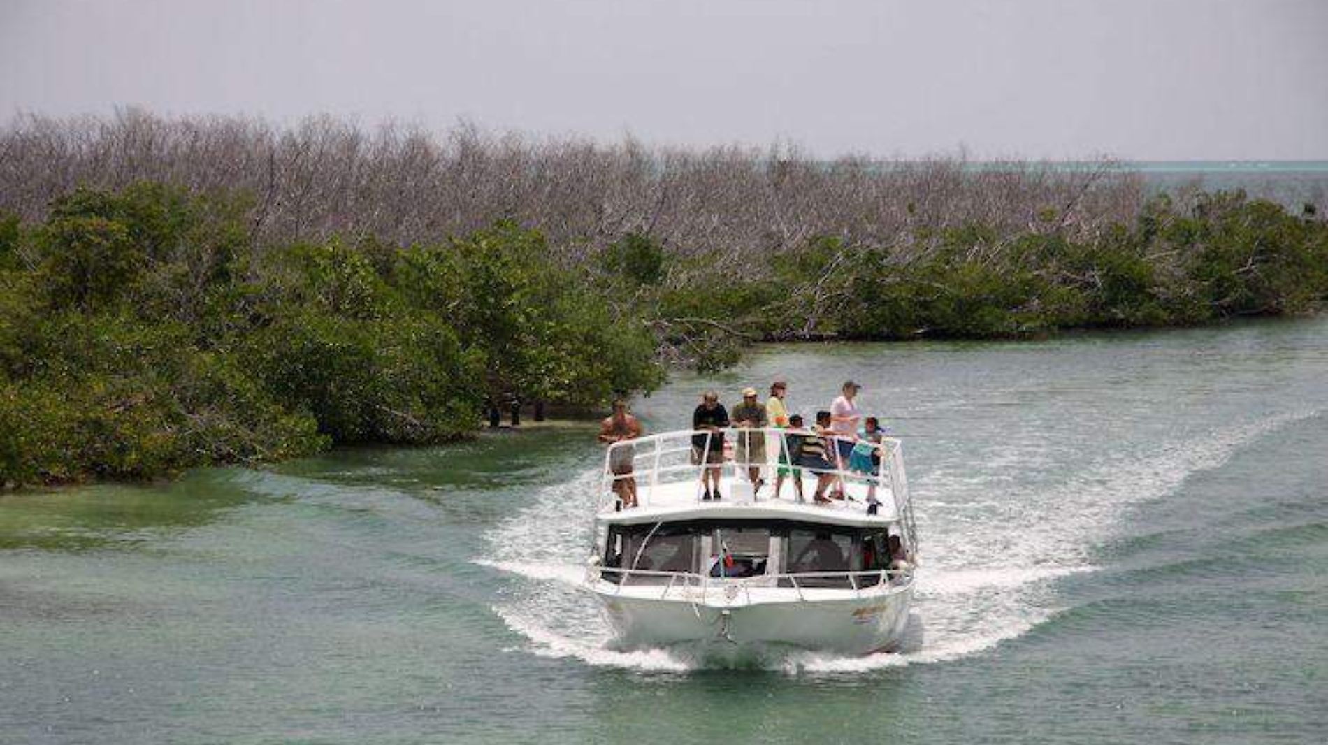 Naufraga embarcación en Cancún; hay un menor de edad muerto